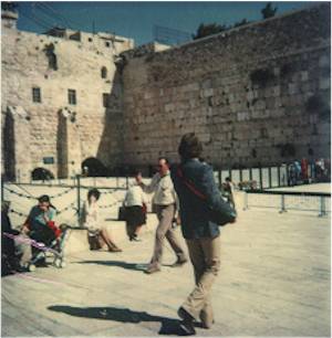 Soon they came to the wailing wall.